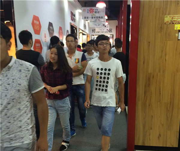 長江職業技術學院組織應屆新生深入今泰裝飾(圖1) 長江職業技術學院組織應屆新生深入今泰裝飾(圖1)