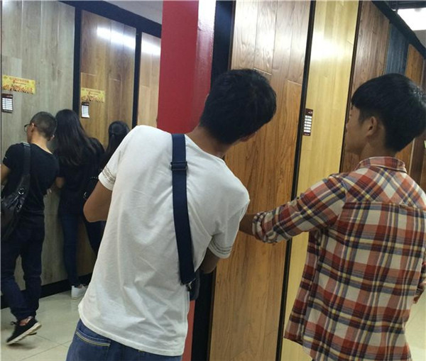 長江職業技術學院組織應屆新生深入今泰裝飾(圖2) 長江職業技術學院組織應屆新生深入今泰裝飾(圖2)